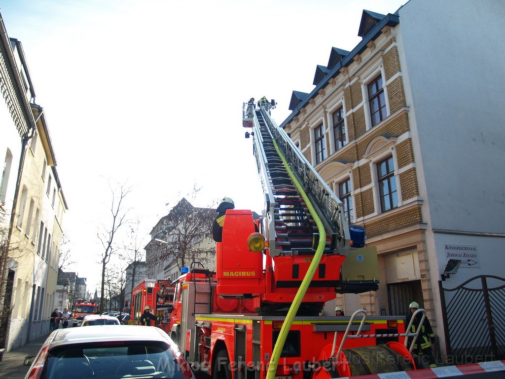 Einsatz Feuerwehr SEK Polizei Koeln Nippes Merheimerstr P006.JPG